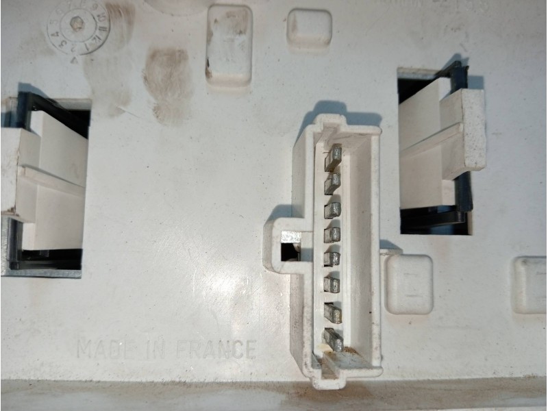 Recambio de piloto trasero izquierdo para renault 25 (b29) referencia OEM IAM   