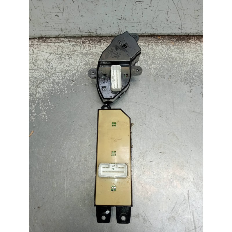 Recambio de mando elevalunas delantero izquierdo para hyundai santa fe (sm) 2.0 crdi cat referencia OEM IAM 9357026100 935302600