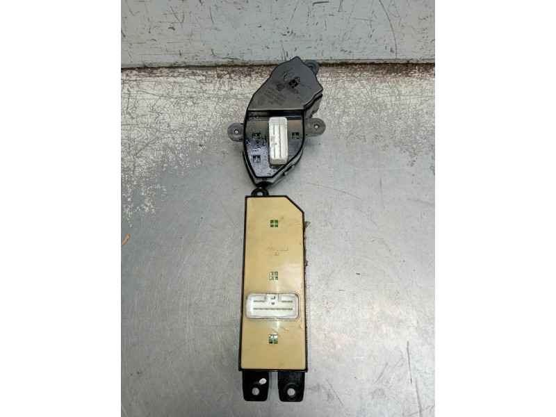 Recambio de mando elevalunas delantero izquierdo para hyundai santa fe (sm) 2.0 crdi cat referencia OEM IAM 9357026100 935302600