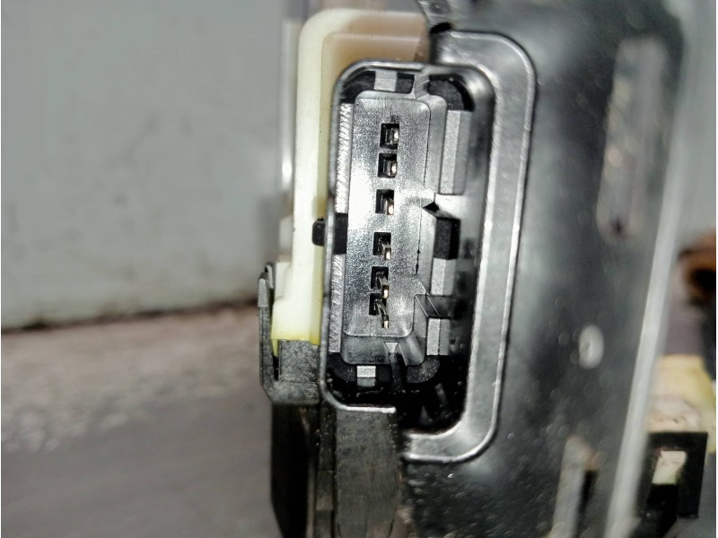 Recambio de motor cierre centralizado trasero izquierdo para peugeot partner kombi referencia OEM IAM 828418  6P