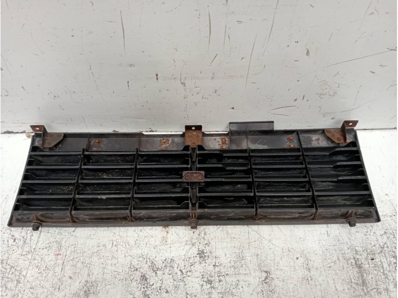 Recambio de rejilla delantera para mitsubishi montero (l040) 2500 td (2-ptas.) referencia OEM IAM   