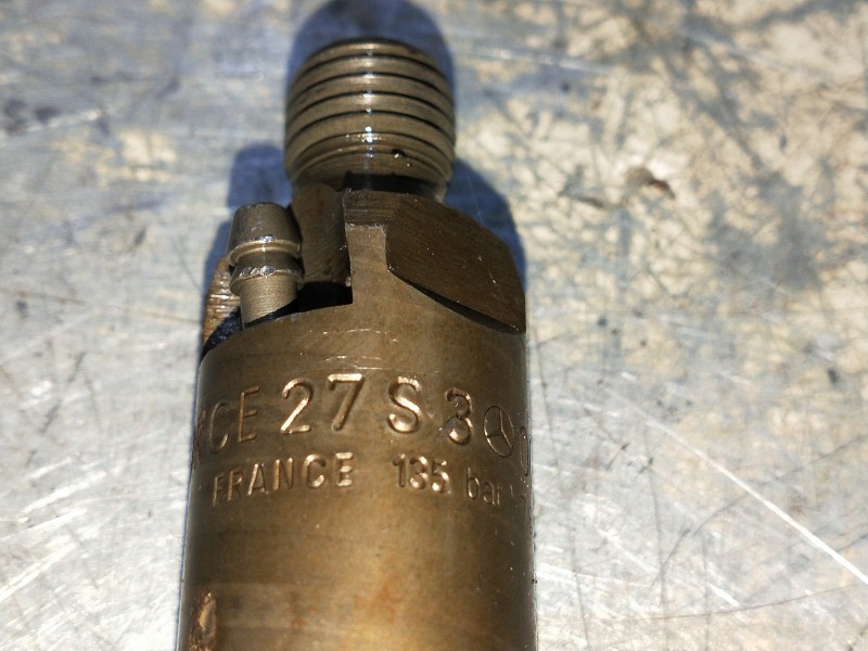 Recambio de inyector para mercedes clase c (w202) berlina 250 td (202.128) referencia OEM IAM 0000100651 KCE27S3 BOSCH