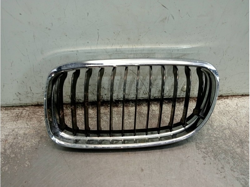 Recambio de rejilla delantera para bmw serie 3 berlina (e90) 318i referencia OEM IAM BM07059022A  IZQ