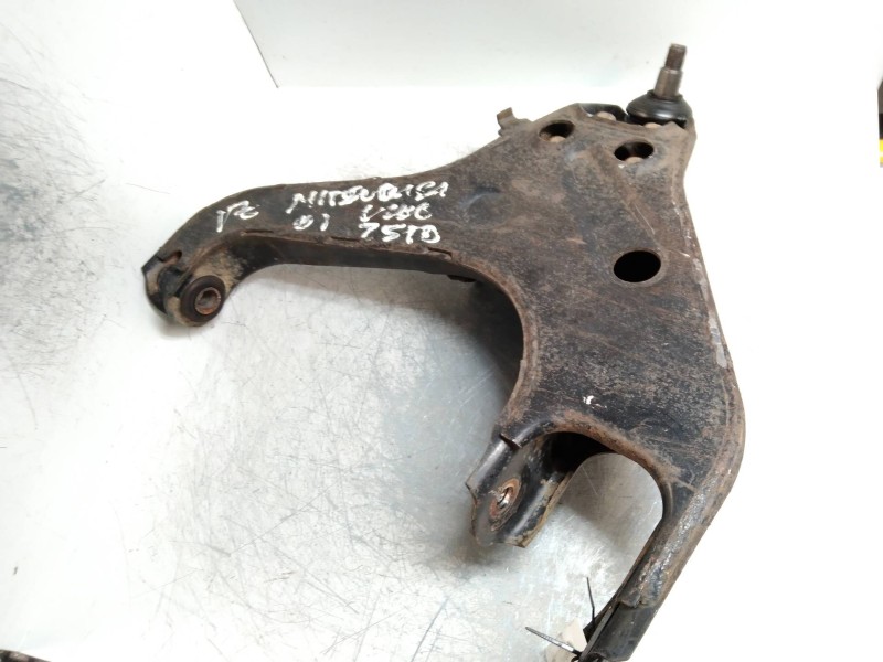 Recambio de brazo suspension inferior delantero izquierdo para mitsubishi l 200 (k6/7) referencia OEM IAM   