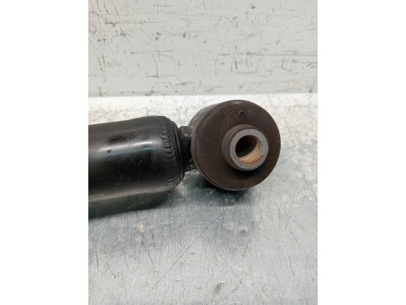 Recambio de amortiguador trasero derecho para kia rio (yb) 1.2 cat referencia OEM IAM 55300H8250  