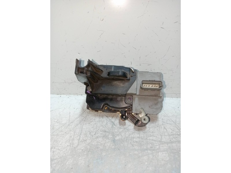 Recambio de motor cierre centralizado delantero izquierdo para peugeot 307 berlina (s2) xs referencia OEM IAM 23973158 3P 3P