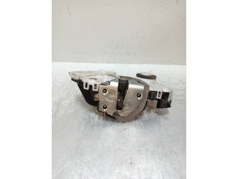 Recambio de motor cierre centralizado delantero derecho para toyota yaris connect referencia OEM IAM  5P 