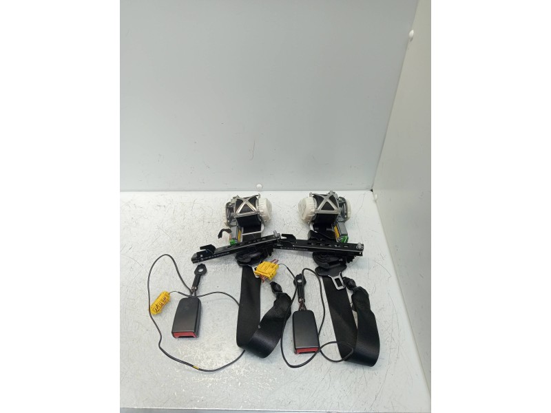 Recambio de juego cinturones delantero para mercedes clase c (w204) lim. 2.1 cdi cat referencia OEM IAM A2048600988  