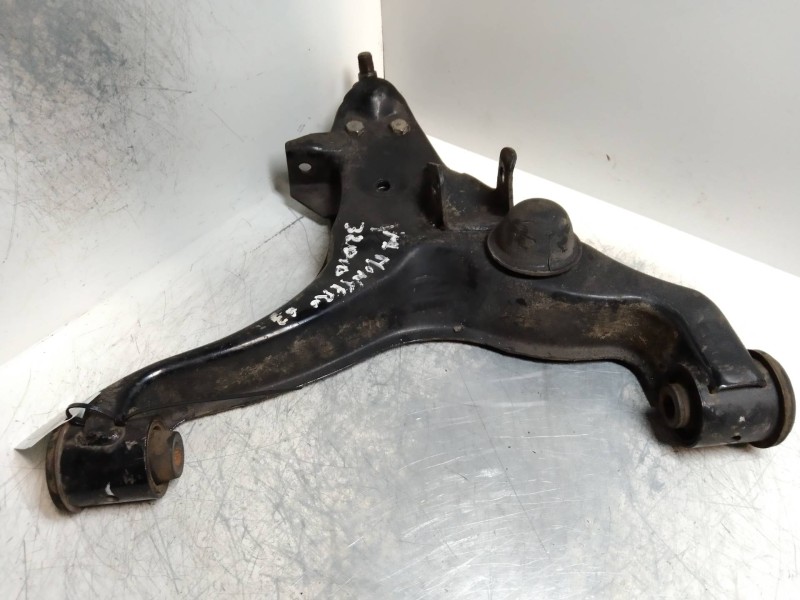 Recambio de brazo suspension inferior delantero derecho para mitsubishi montero (v60/v70) 3.2 di-d cat referencia OEM IAM   