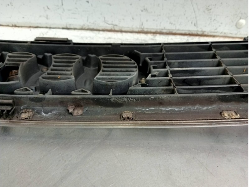 Recambio de rejilla delantera para audi coupe (8b3) básico referencia OEM IAM 8G0853651G  