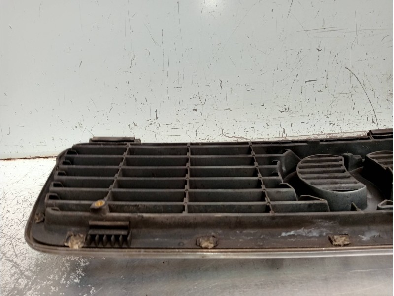 Recambio de rejilla delantera para audi coupe (8b3) básico referencia OEM IAM 8G0853651G  