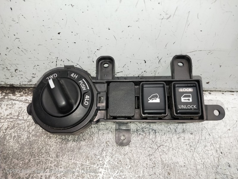 Recambio de mando multifuncion para nissan navara pick-up d23 2.3 dci referencia OEM IAM 682UU4KJ0A  