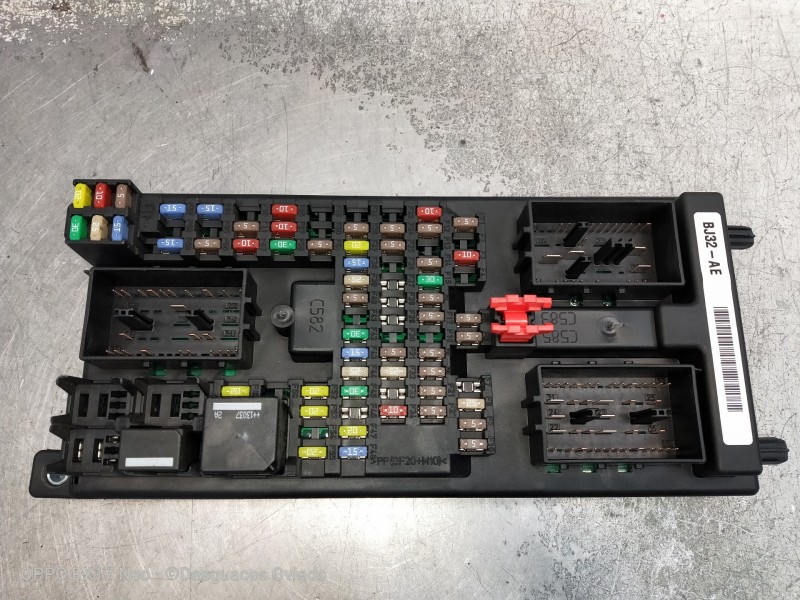 Recambio de caja reles / fusibles para land rover evoque dynamic referencia OEM IAM 3521AT510A  