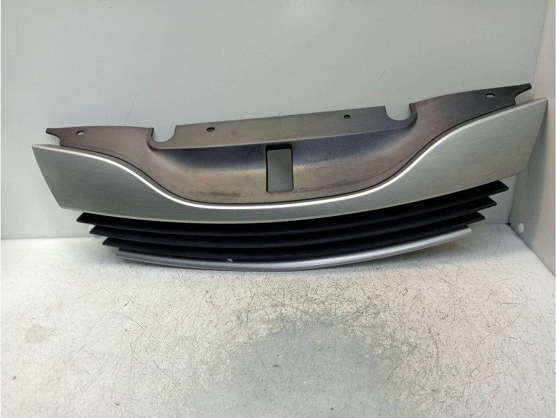 Recambio de rejilla delantera para renault clio iii confort dynamique referencia OEM IAM   