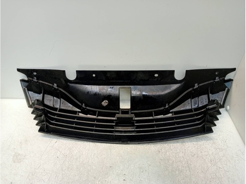 Recambio de rejilla delantera para renault clio iii confort dynamique referencia OEM IAM   