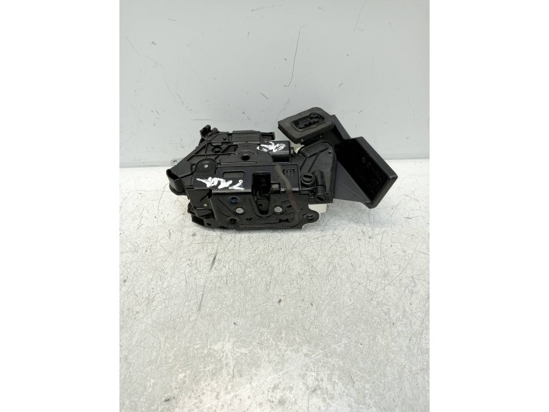 Recambio de motor cierre centralizado trasero derecho para skoda yeti ambition referencia OEM IAM 5K4839016R  5P