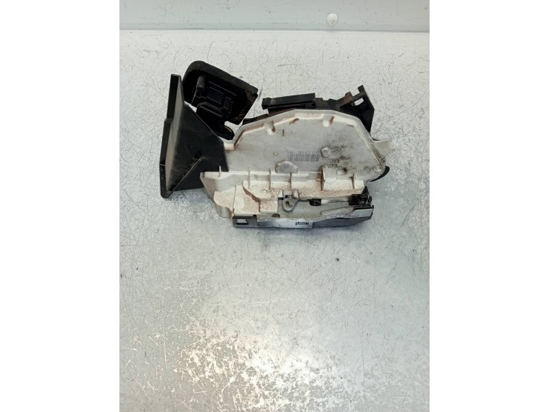 Recambio de motor cierre centralizado trasero derecho para skoda yeti ambition referencia OEM IAM 5K4839016R  5P