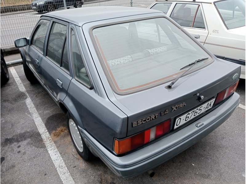 ford escort berlina del año 1987