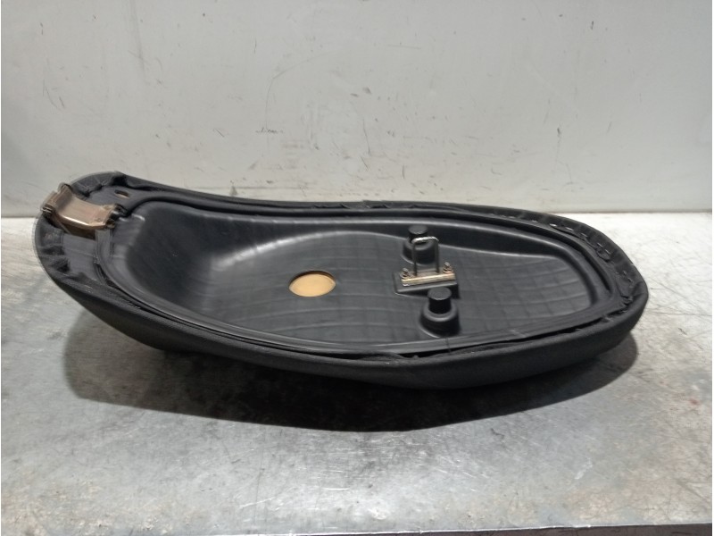 Recambio de asiento para daelim besbi 125 besbi 125 referencia OEM IAM   