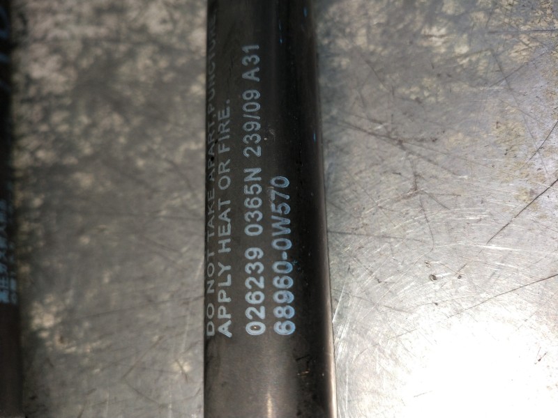 Recambio de amortiguadores maletero / porton para toyota iq básico referencia OEM IAM 0262390365N 689600W570 