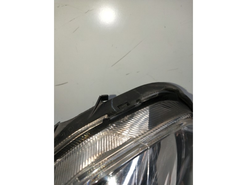 Recambio de faro izquierdo para toyota corolla verso (r1) 2.2 d-4d luna referencia OEM IAM VERFOTO PATILLA ROTA 