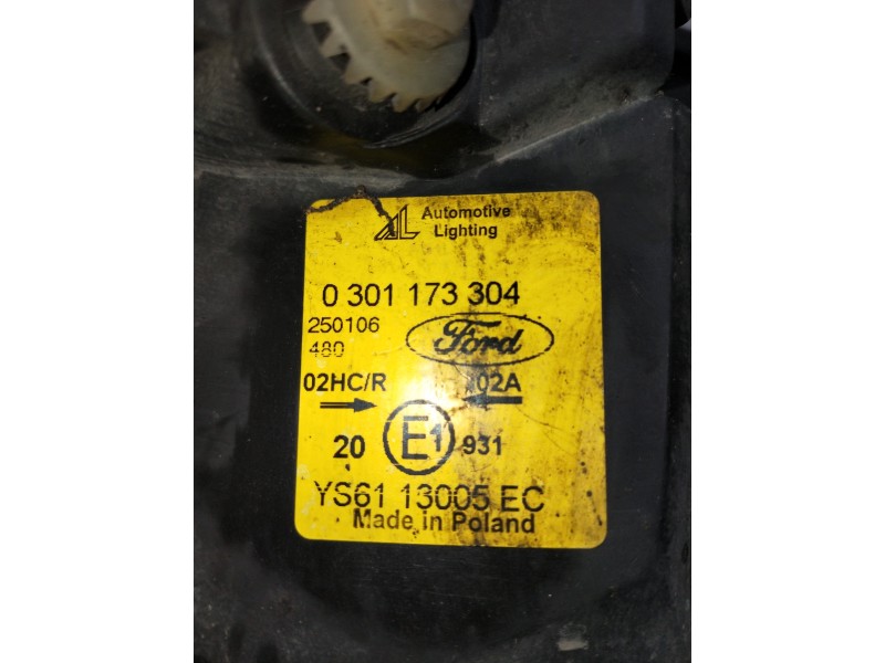 Recambio de faro derecho para ford fiesta berlina (dx) básico referencia OEM IAM 0301173304  