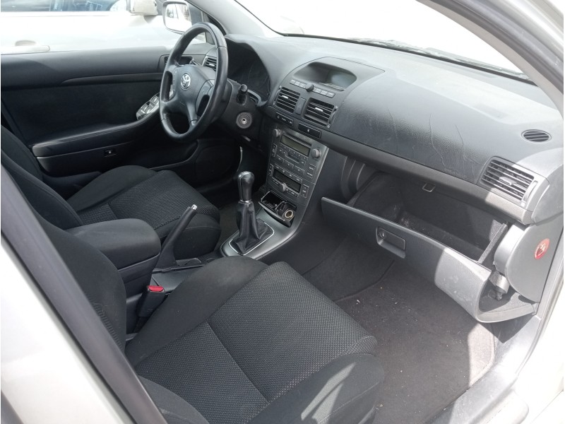 toyota avensis berlina (t25) del año 2005