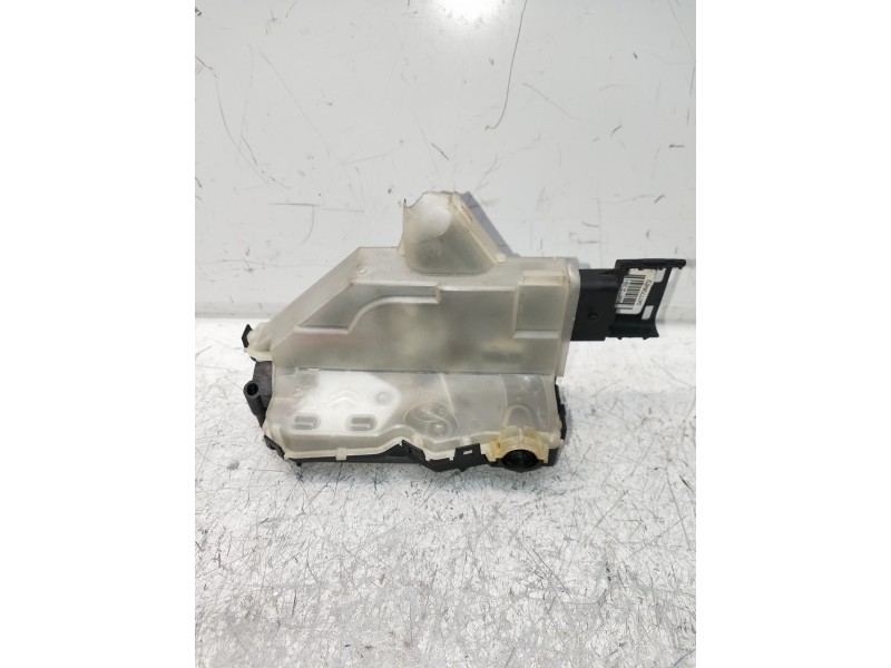 Recambio de motor cierre centralizado trasero derecho para peugeot 3008 allure referencia OEM IAM 16943629  5P