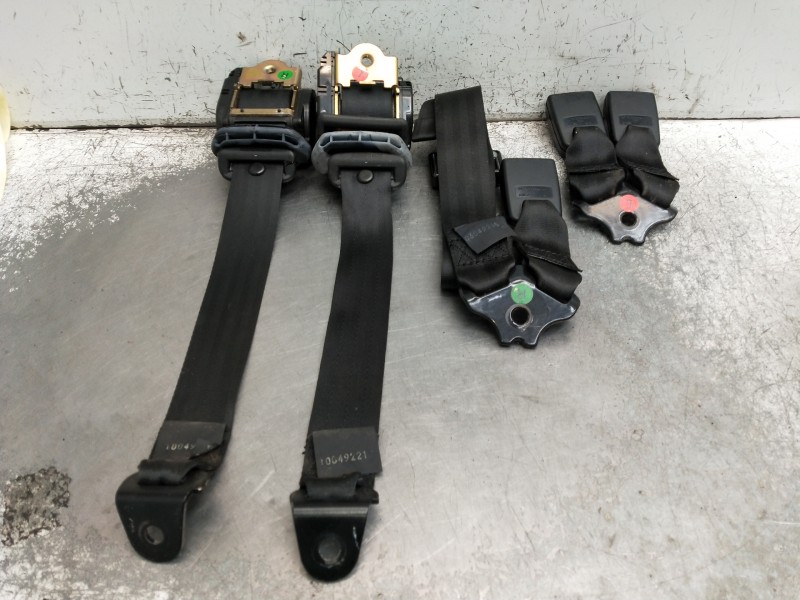 Recambio de juego cinturones trasero para ford fiesta berl./courier porto referencia OEM IAM 10049220 10049221 3P