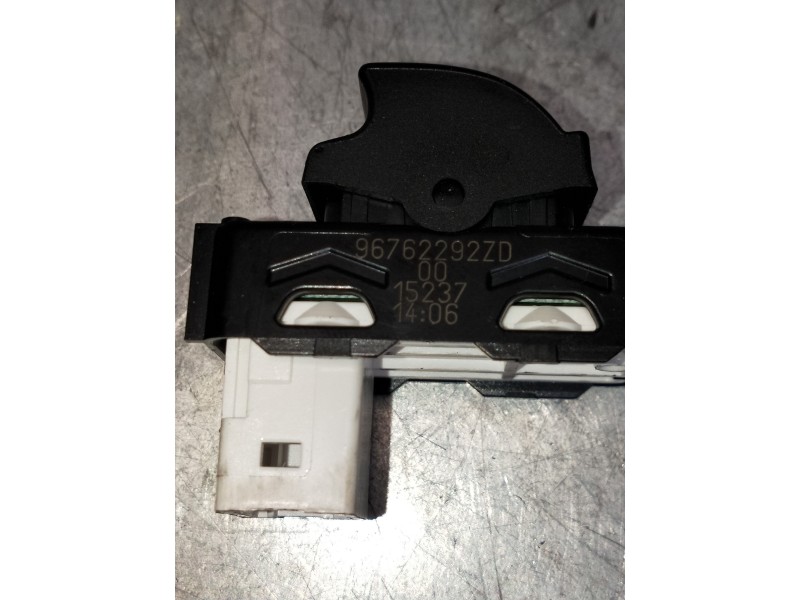Recambio de mando elevalunas delantero derecho para peugeot 308 allure referencia OEM IAM 96762292ZD  5P