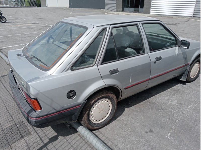 ford escort berlina del año 1988