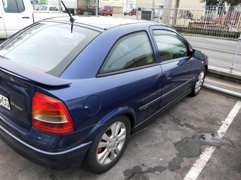 opel astra g berlina del año 2000