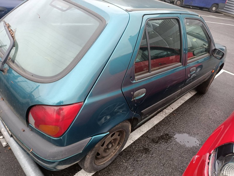 ford fiesta berlina (dx) del año 2000