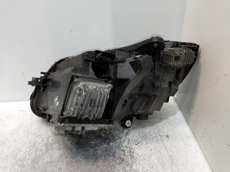 Recambio de faro derecho para mercedes clase c (w205) lim. c 220 cdi bluetec (205.004) referencia OEM IAM 030128423204 A20590688