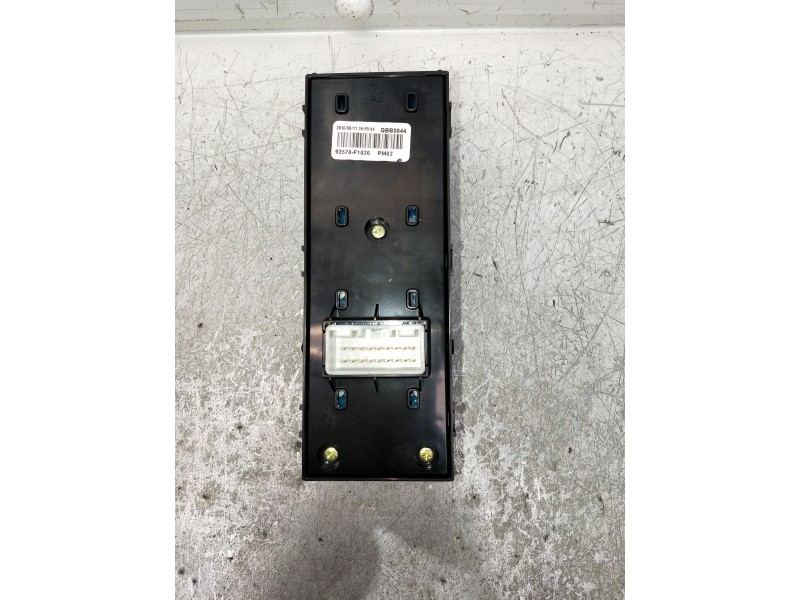 Recambio de mando elevalunas delantero izquierdo para kia sportage spirit 2wd referencia OEM IAM 93570F1020  