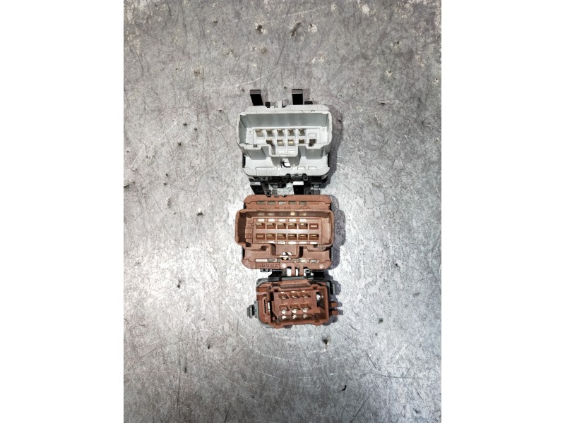 Recambio de mando elevalunas delantero izquierdo para renault megane ii classic berlina confort authentique referencia OEM IAM 8