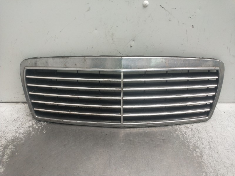 Recambio de rejilla delantera para mercedes clase e (w210) berlina 230 (210.037) referencia OEM IAM   