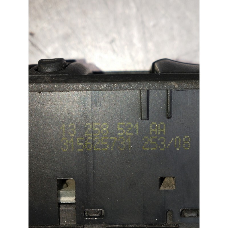 Recambio de mando elevalunas delantero izquierdo para opel corsa d essentia referencia OEM IAM 13258521AA  