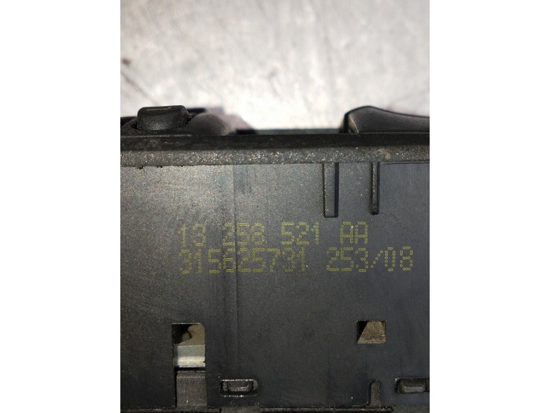 Recambio de mando elevalunas delantero izquierdo para opel corsa d essentia referencia OEM IAM 13258521AA  