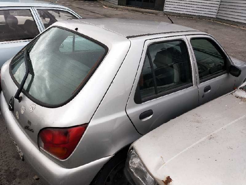 ford fiesta berlina del año 1999