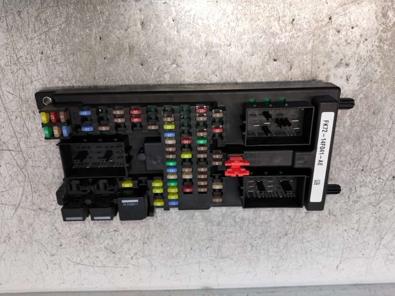 Recambio de caja reles / fusibles para land rover discovery sport s referencia OEM IAM FK7214F041AE 4834777576 