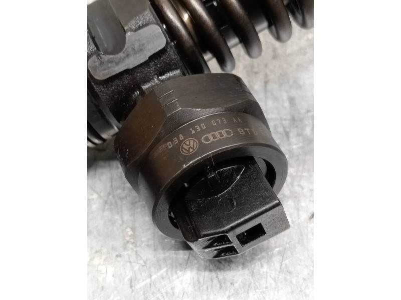 Recambio de inyector para volkswagen passat berlina (3b3) highline referencia OEM IAM 0414720028 038130073AA 