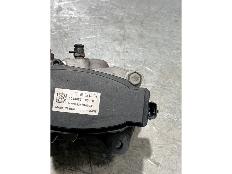 Recambio de pinza freno trasera izquierda para tesla model 3 referencia OEM IAM 104462300H  