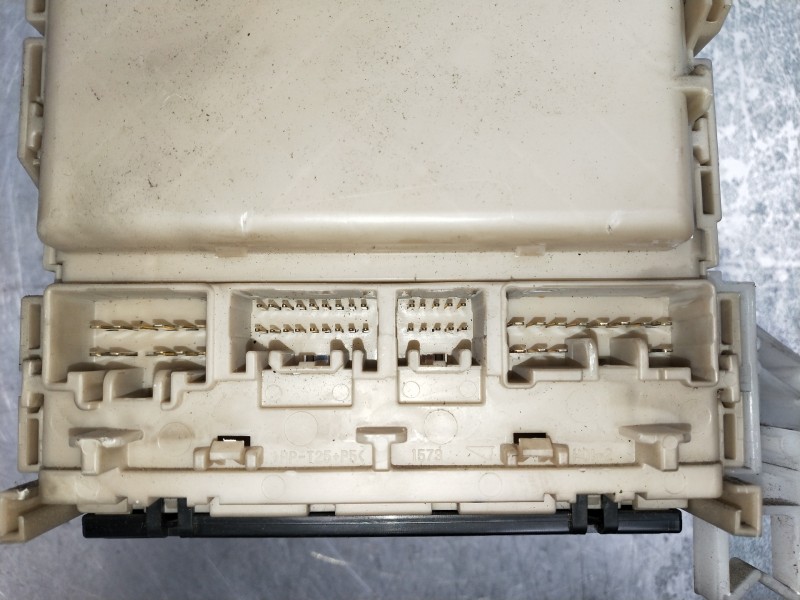 Recambio de caja reles / fusibles para toyota verso 2.0 d-4d cat referencia OEM IAM 827300F290A 350913I26 