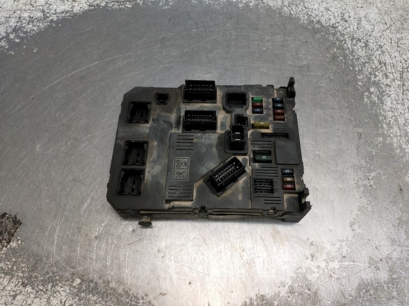 Recambio de caja reles / fusibles para citroen berlingo referencia OEM IAM 650584580  