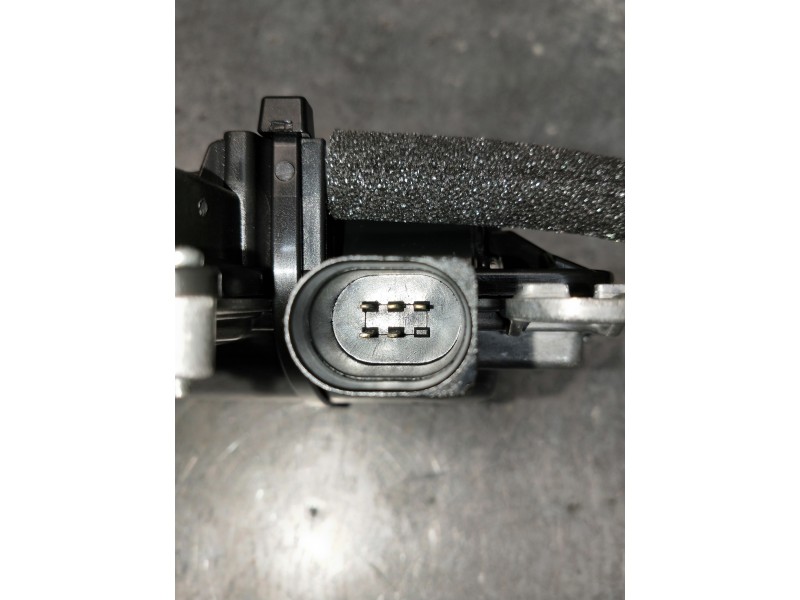 Recambio de motor cierre centralizado porton para audi a4 avant (8w5) sport edition quattro referencia OEM IAM 3V5827887A  5P