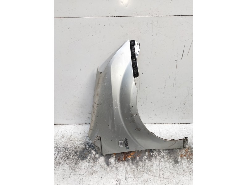 Recambio de aleta delantera derecha para toyota corolla verso (r1) referencia OEM IAM   