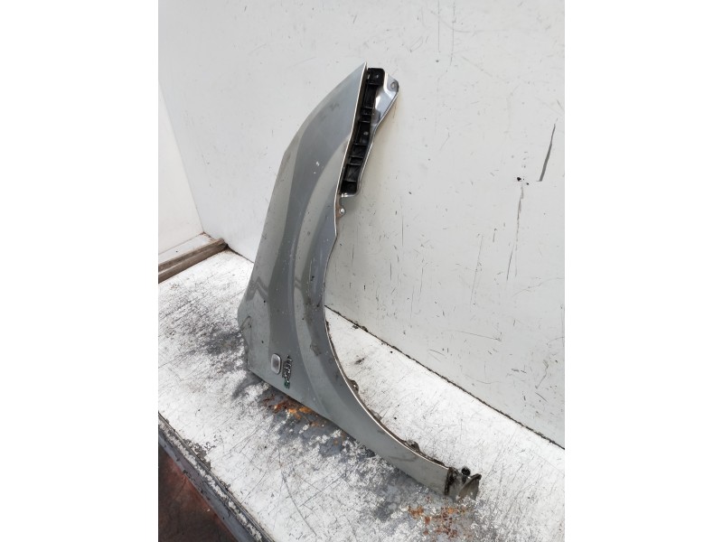 Recambio de aleta delantera derecha para toyota corolla verso (r1) referencia OEM IAM   