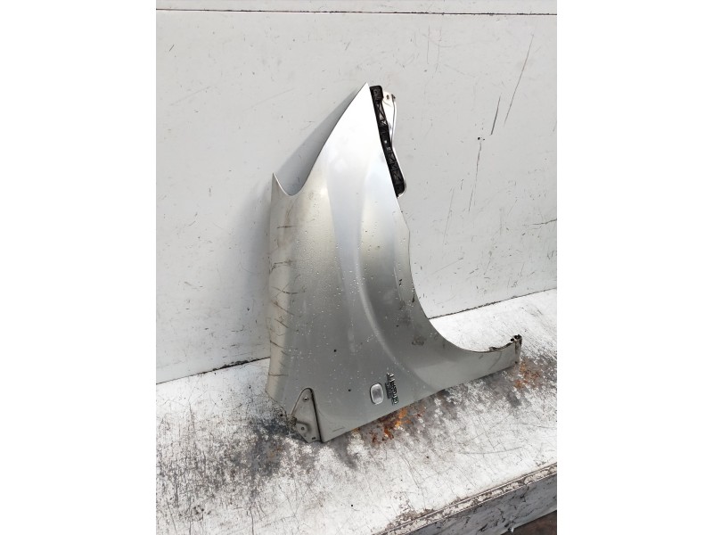 Recambio de aleta delantera derecha para toyota corolla verso (r1) referencia OEM IAM   