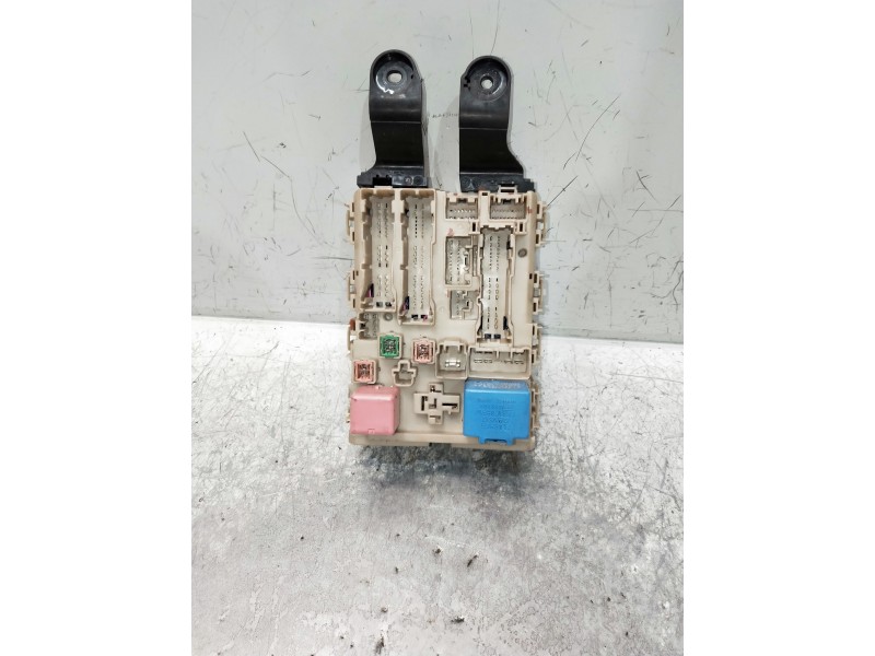 Recambio de caja reles / fusibles para toyota avensis (t27) 2.0 d-4d cat referencia OEM IAM 8273005D20 391413B07 